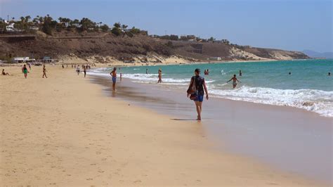 Skupina prijateljev uživa na plaži na Kanarskih otokih