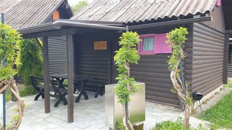 Lesena brunarica s pergolo v Termah Čatež