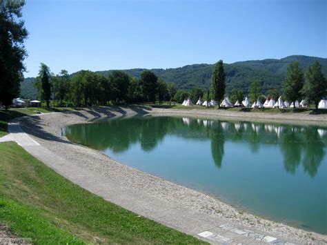 Umetno jezero v Termah Čatež s čolni na vesla