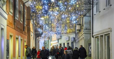 Praznično okrašen Trst v predprazničnem času