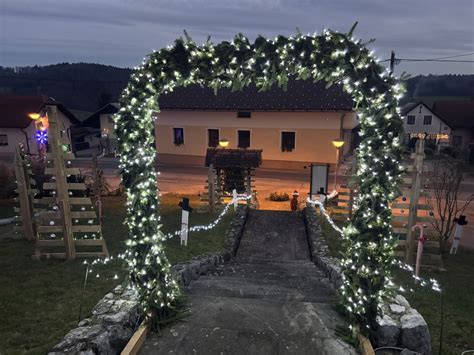 Praznično okrašena ulica v Trstu