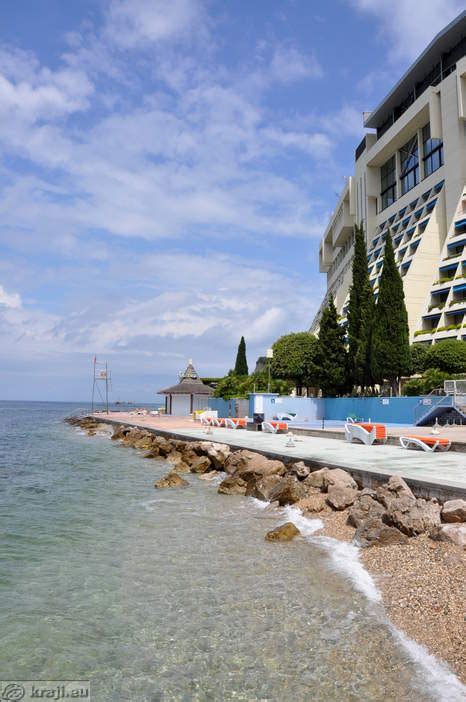 Ekskluzivna plaža pred Grand Hotelom Bernardin z ležalniki