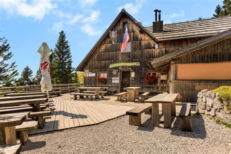 Tradicionalna lesena pastirska hiška na Veliki planini