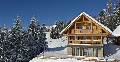 Notranjost prenovljene počitniške hiše z uporabo svetlega lesa