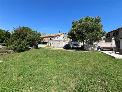 Hiša Turistične kmetije Siroko z zelenim vrtom in pogledom na hribe