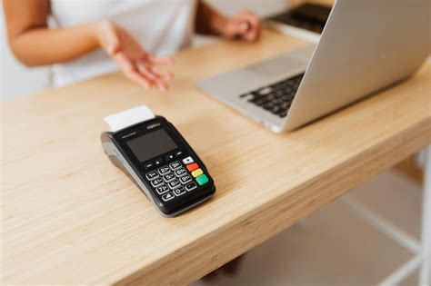 Ilustracija davčne blagajne, ki prikazuje proces davčnega potrjevanja.