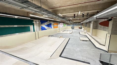 Notranjost Centra urbanih športov Stožice z elementi za rolkanje