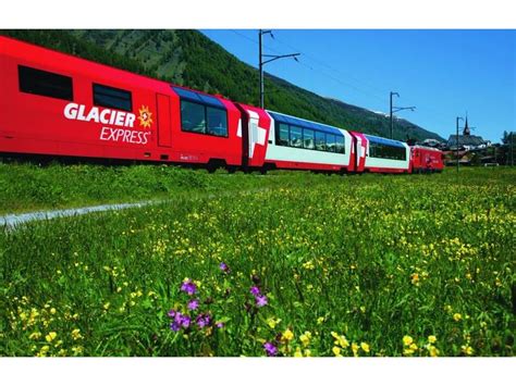 Panoramski vlak Glacier Express v švicarskih Alpah