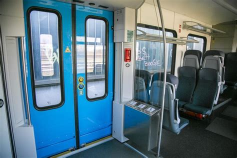 Notranjost panoramskega vlaka Glacier Express s pogledom na Alpe