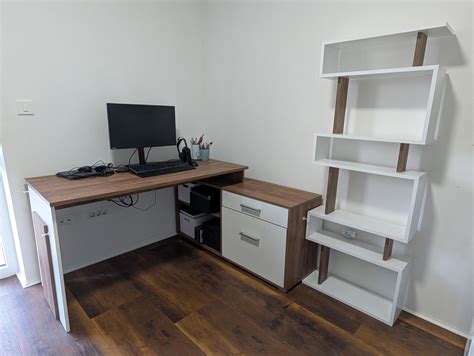 Miza s kulinaričnimi dobrotami, vključno s krapi in domačim kruhom, ob kaminu