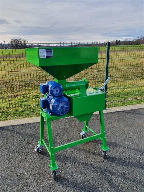 Sodobni valjčni mlin v primerjavi s starim vodnim mlinom