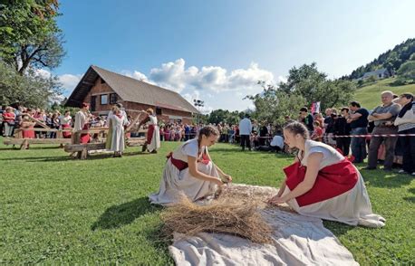 Prikaz predelave lanu z starimi orodji