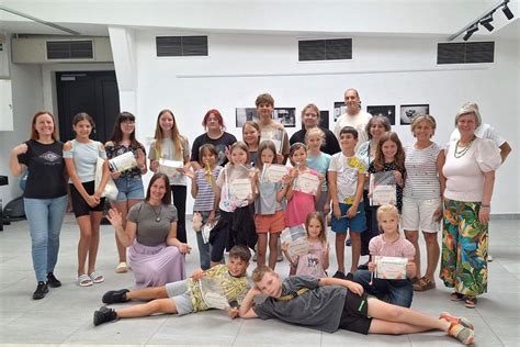 Otroci na ustvarjalni delavnici