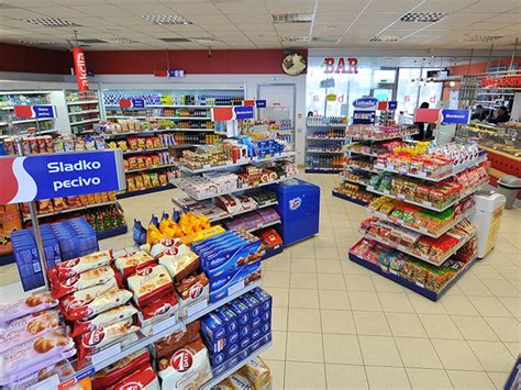 Notranjost trgovine Primark z različnimi oddelki