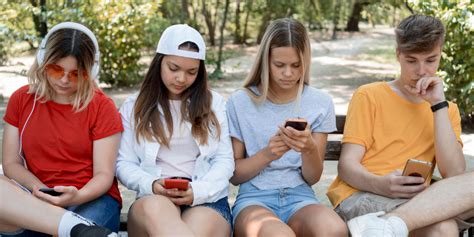 Skupina prijateljev, ki se smeji med potovanjem