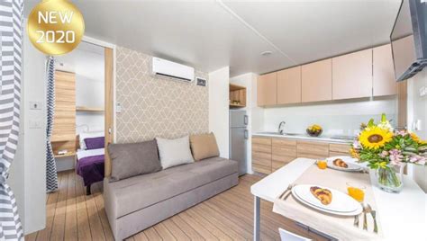 Notranjost sodobno opremljene mobilne hišice