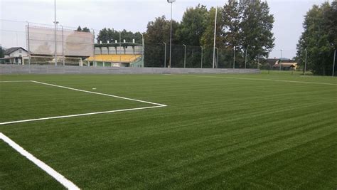 Umetna nogometna trava