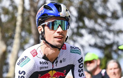 Primož Roglič na odru po zmagi na Dirki po Italiji