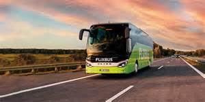 Unutrašnjost modernog autobusa FlixBus s putnicima koji koriste Wi-Fi i utičnice