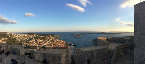 Detalj gradskih zidina Dubrovnika s pogledom na more