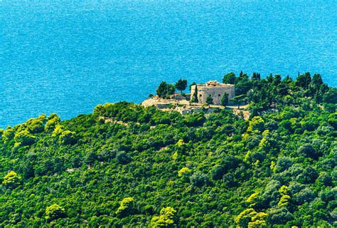 Pogled na otok Lokrum s mora