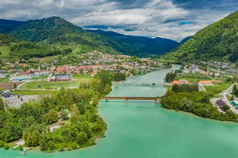 Panorama mesta Valencia s sodobno arhitekturo in starim mestnim jedrom