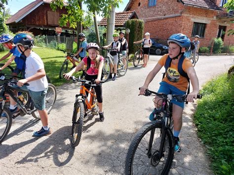 Družina na kolesarskem izletu
