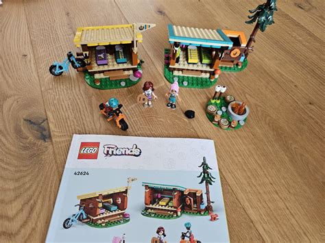 Ilustracija družine v pustolovskem parku