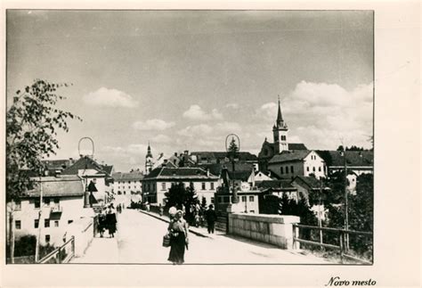 Novomeški Glavni trg s starimi zgradbami