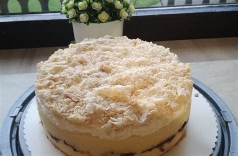 Prikaz domače sladice, kot je torta ali pecivo