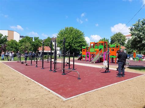 Uporabniki vadijo na napravah fitnesa na prostem v Športnem parku Log