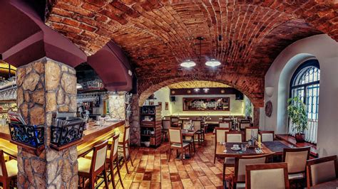 Notranjost gostilne s tradicionalno opremo in nagačenimi živalmi