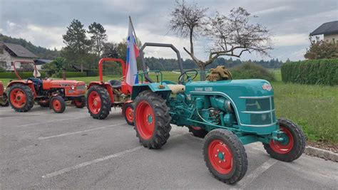 Ilustracija digitalne kmetije z ikoničnimi elementi, kot so traktorji, polja in hlevi.