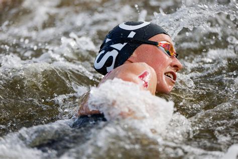 Turisti uživajo v vodnih športih v Hurgadi poleti