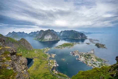 Panoramski pogled na slikovite ribiške vasice na Lofotih