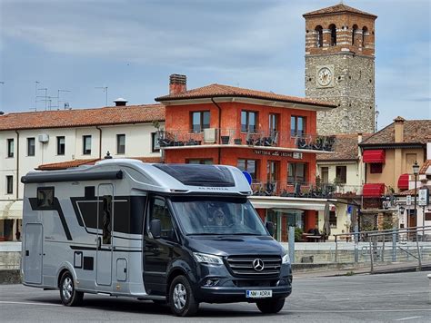 Notranjost kampa Belvedere z borovci in počitniškimi vozili