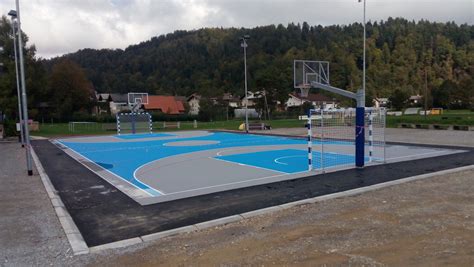 Košarkarsko igrišče v parku Tivoli