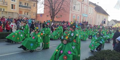 Ljudje, ki uživajo v lokalnih festivalih v Ormožu