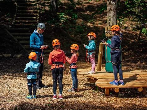 Otrok pleza po plezalni mreži v Pustolovskem parku
