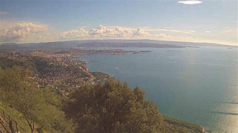 Prirejen pogled na obalo Portoroža s sončnim vremenom