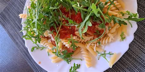 Raznolike testenine z različnimi omakami