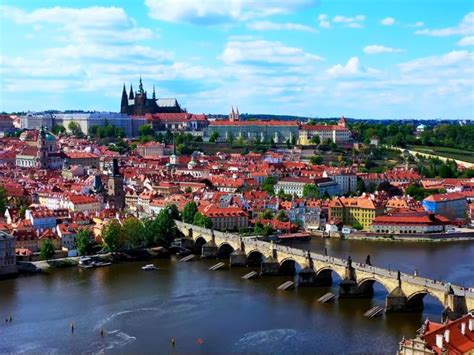 Panorama Prage s Karlovim mostom in Praškim gradom