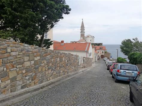 Slikovita ulica v Piranu s trgovinami