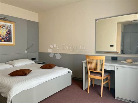 Notranjost ene od sob v Hotelu Center Bohinj z balkonom in pogledom na naravo