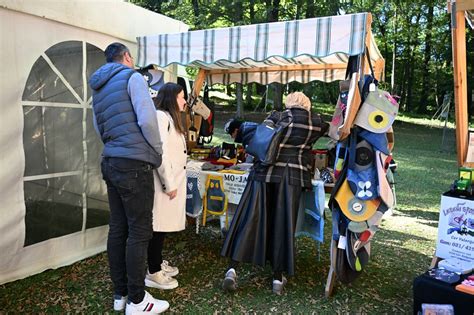 Fotografija prikupne trgovinice na Kmetiji Kastelic, polne domačih izdelkov.