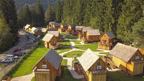 Infografika, ki prikazuje glavne prednosti Glamping Ribno: kolesarjenje, narava, Zero Waste, udobje.