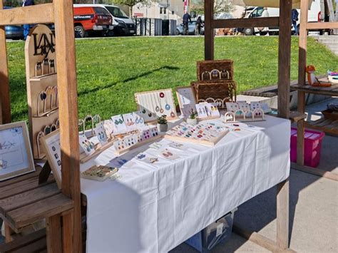 Pisana ponudba morskih sadežev na tržnici v Palermu