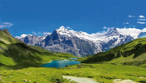 Turistična pokrajina z gorskimi vrhovi in jezerom