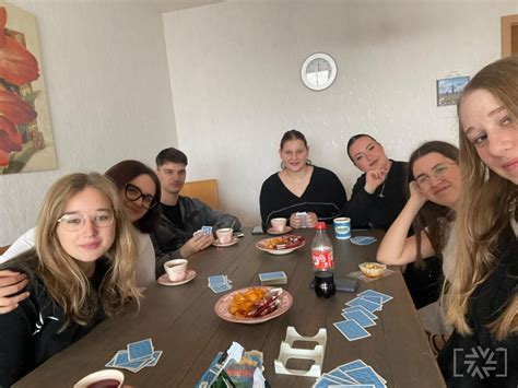 Skupina študentov na praktičnem usposabljanju v restavraciji