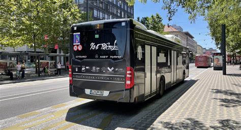 Sodobni avtobus s priključki in Wi-Fi